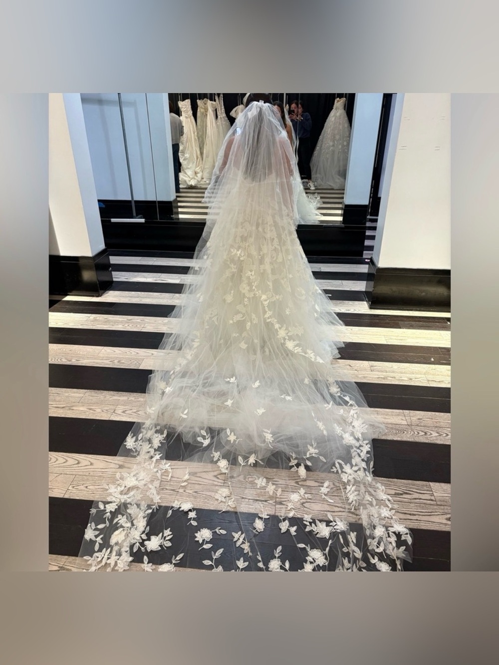 Oscar de la renta BRAND NEW wedding dress AND veil - Picture 2 of 6
